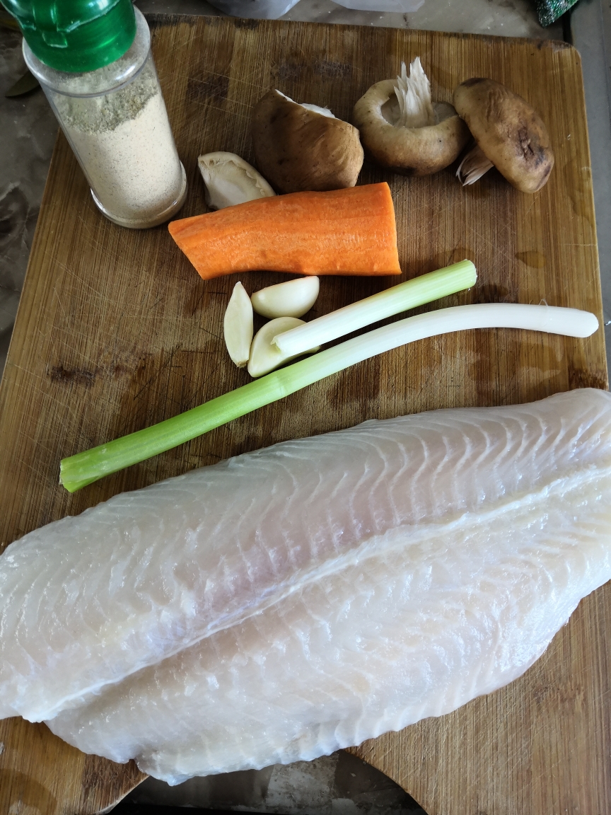 龙利鱼肉汆鸡胸肉丸子的做法 步骤1