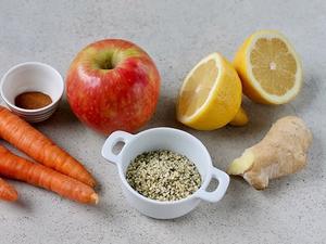 早餐健康饮品系列—苹果生姜胡萝卜汁的做法 步骤1