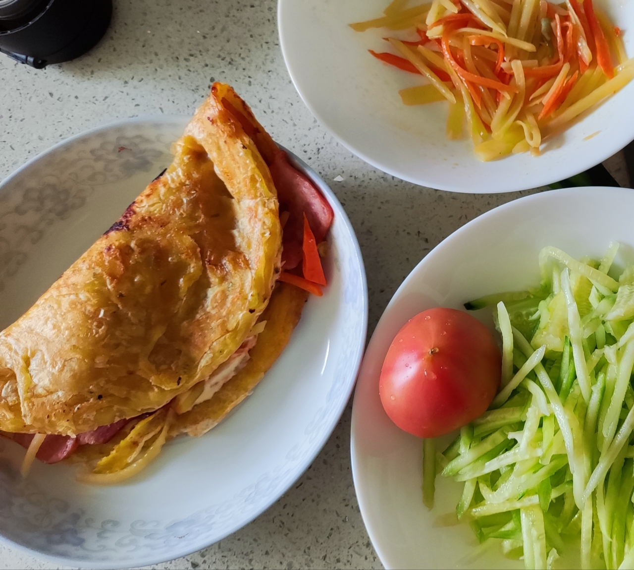 早餐：杂粮手抓饼+鸡蛋+培根🥓+土豆丝胡萝卜丝+鲜甜小西红柿的做法