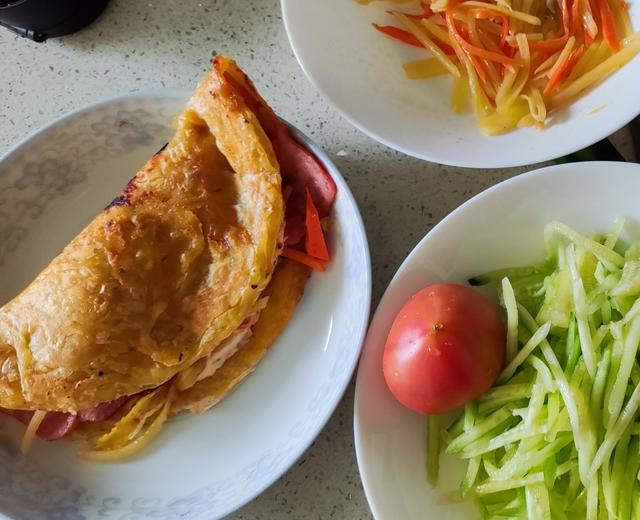 早餐：杂粮手抓饼+鸡蛋+培根🥓+土豆丝胡萝卜丝+鲜甜小西红柿的做法