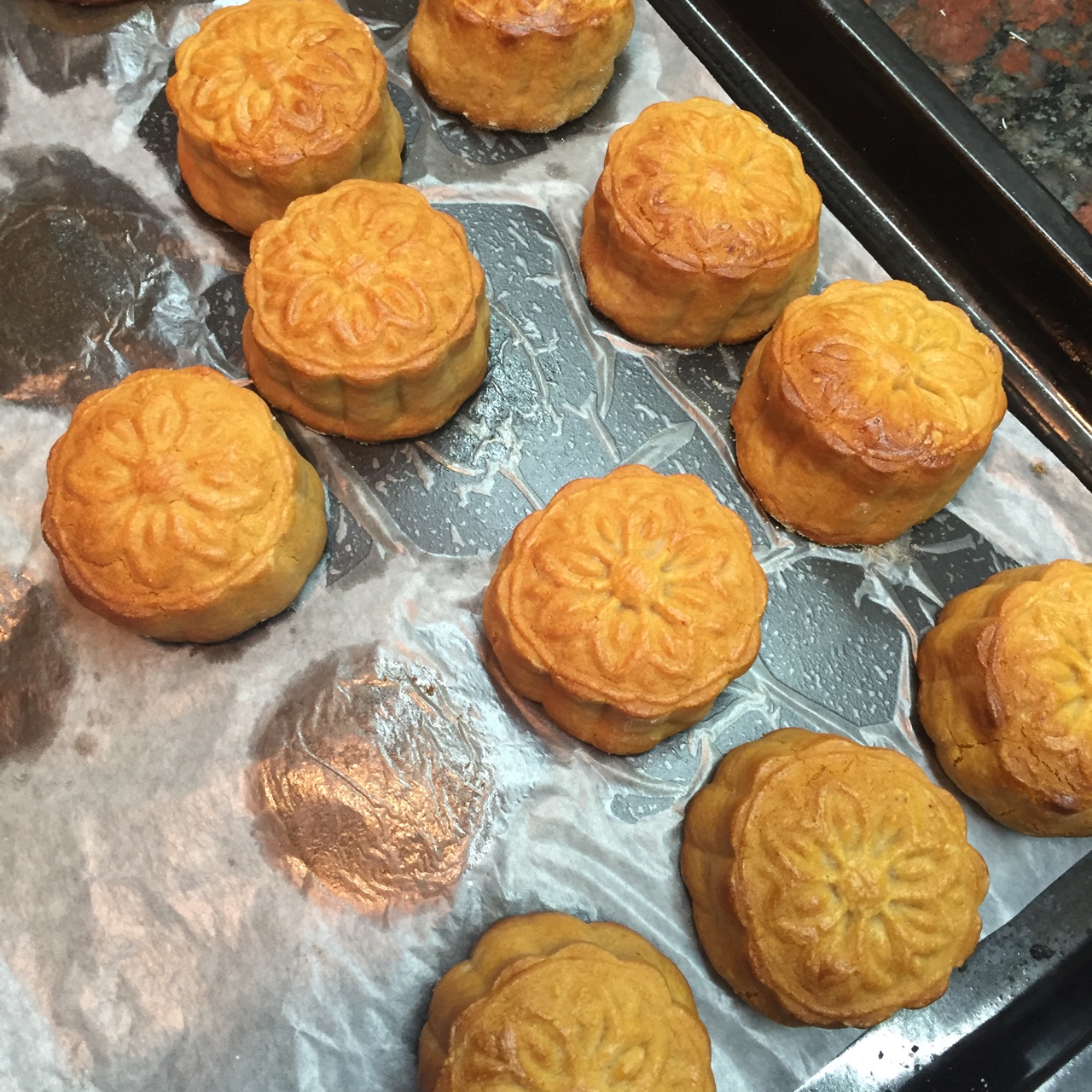 广式月饼.莲蓉蛋黄月饼--广式饼皮制作方法详解及咸蛋黄的处理