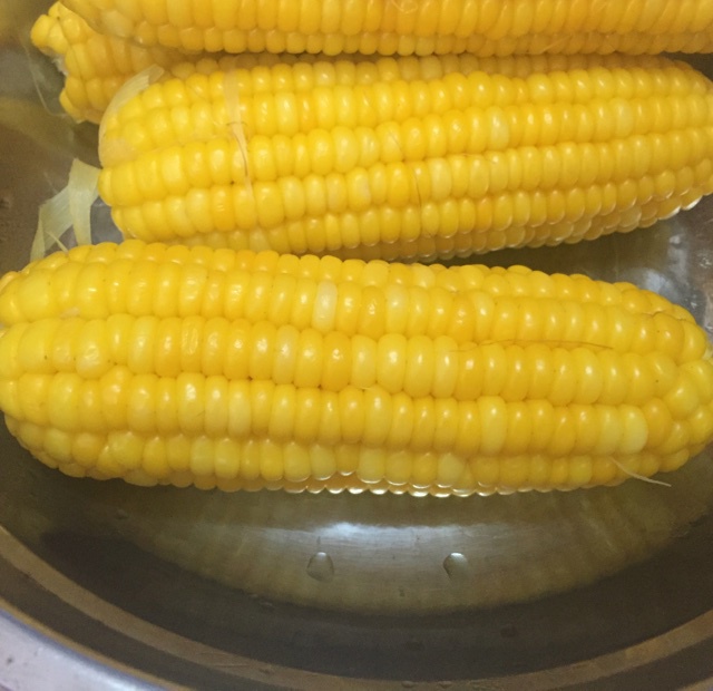 毛しα喇∵做的煮玉米