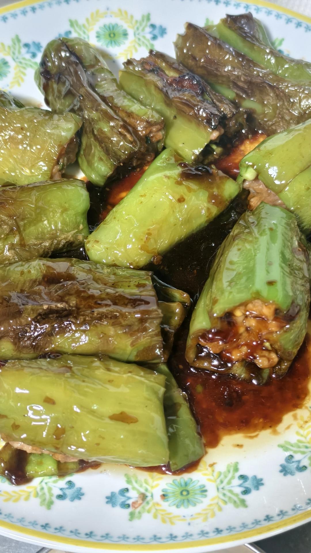 下饭菜“青椒酿肉”，香糯多汁鲜嫩下饭