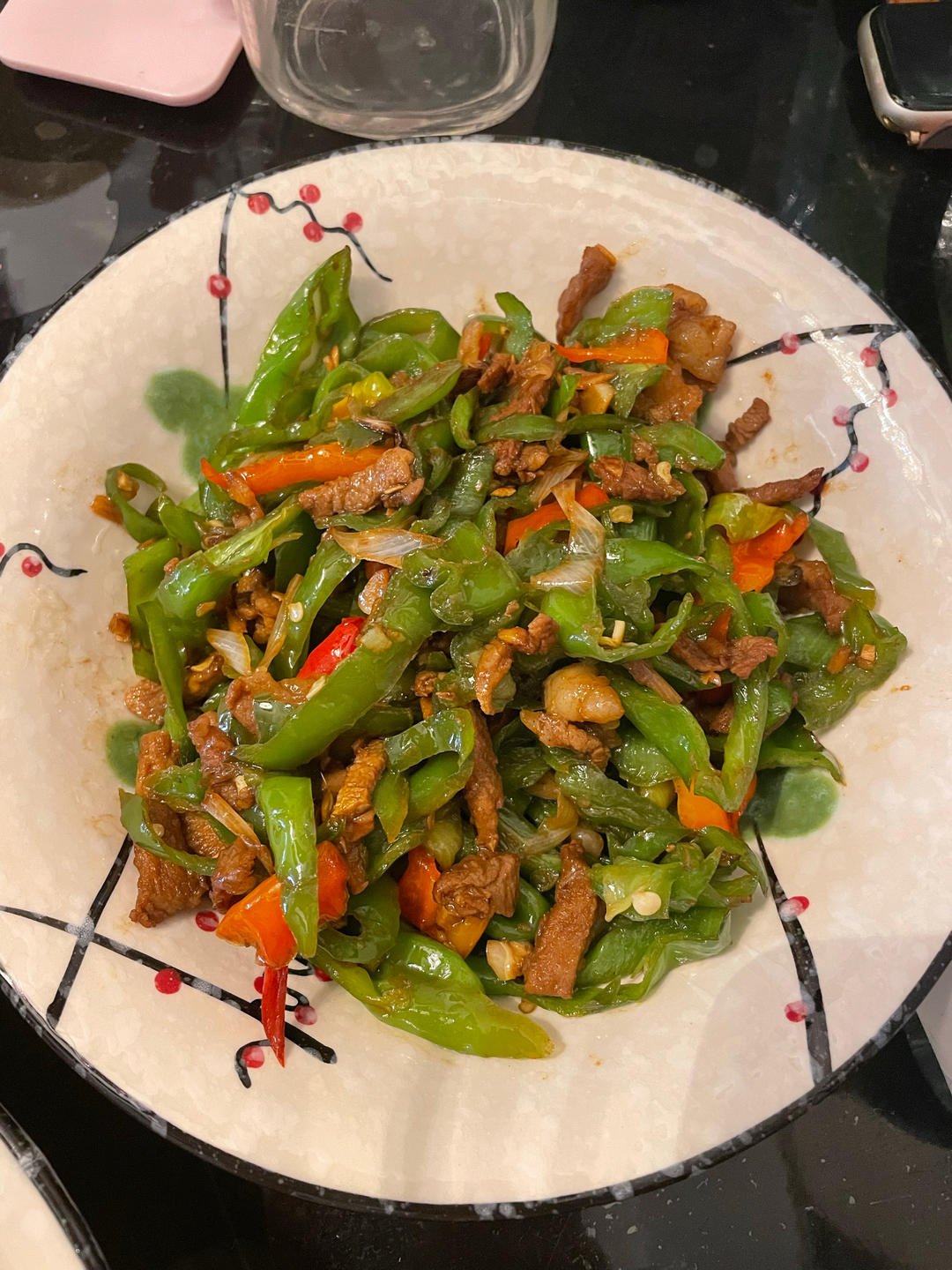 经典的家常菜，青椒炒肉丝，简单的食材也能做出如此美味