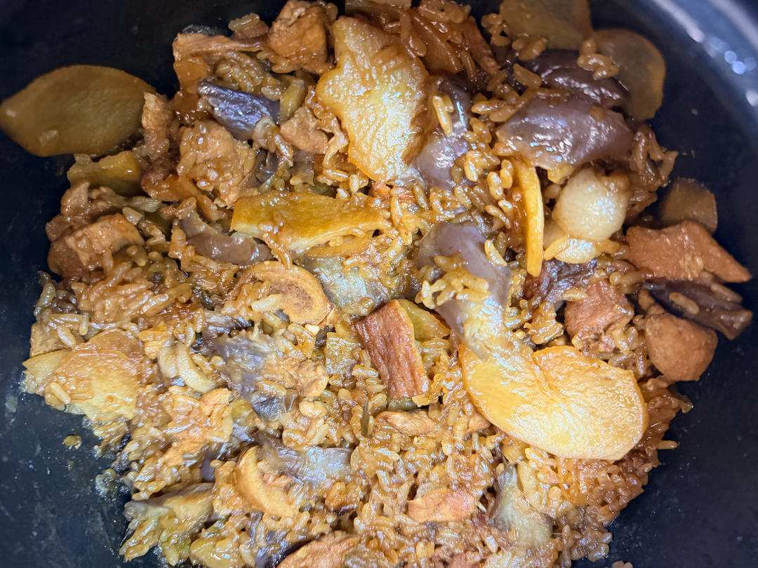 好吃到怀疑人生的懒人电饭煲茄子烧肉焖饭！巨下饭！