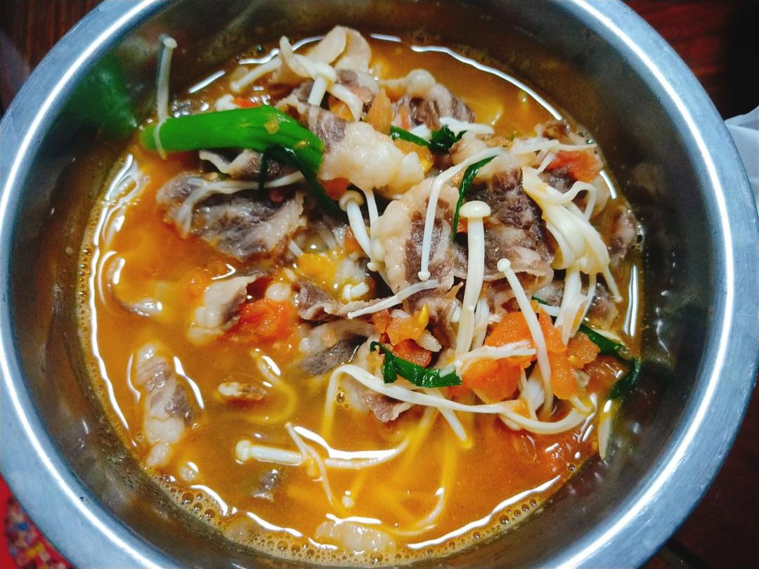 【金针菇番茄肥牛锅】