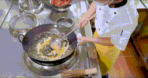 厨师长教你：“咸蛋黄锅巴小龙虾”的做法，色泽金黄，壳脆肉香的做法 步骤16