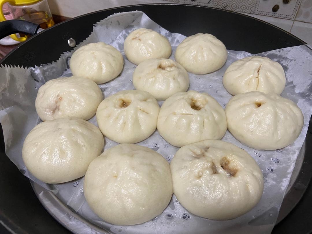松软多汁的肉包子