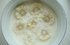微波牛奶浸玉米的做法 步骤1
