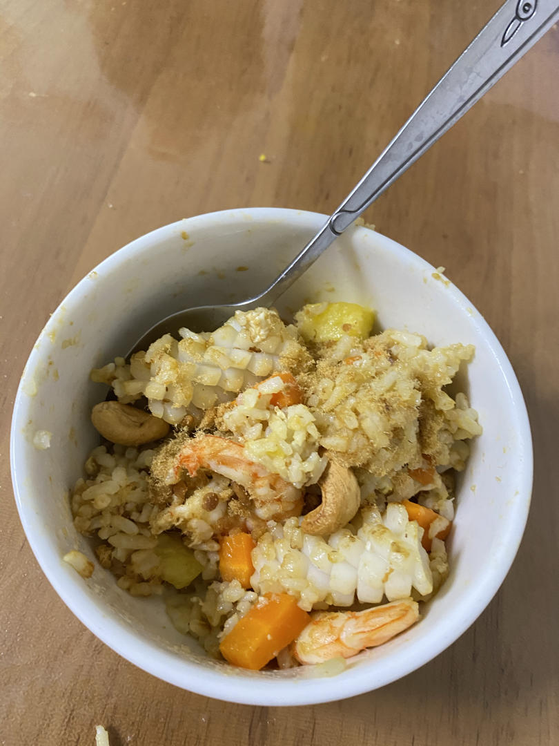 一口接一口的菠萝海鲜炒饭