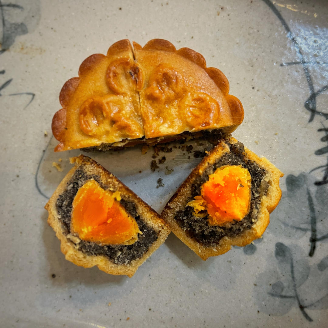 广式月饼—蛋黄芝麻月饼