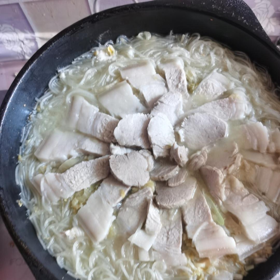 东北酸菜烩白肉粉条