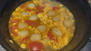 大热天营养开胃番茄鸡蛋鱼圆汤的做法 步骤5