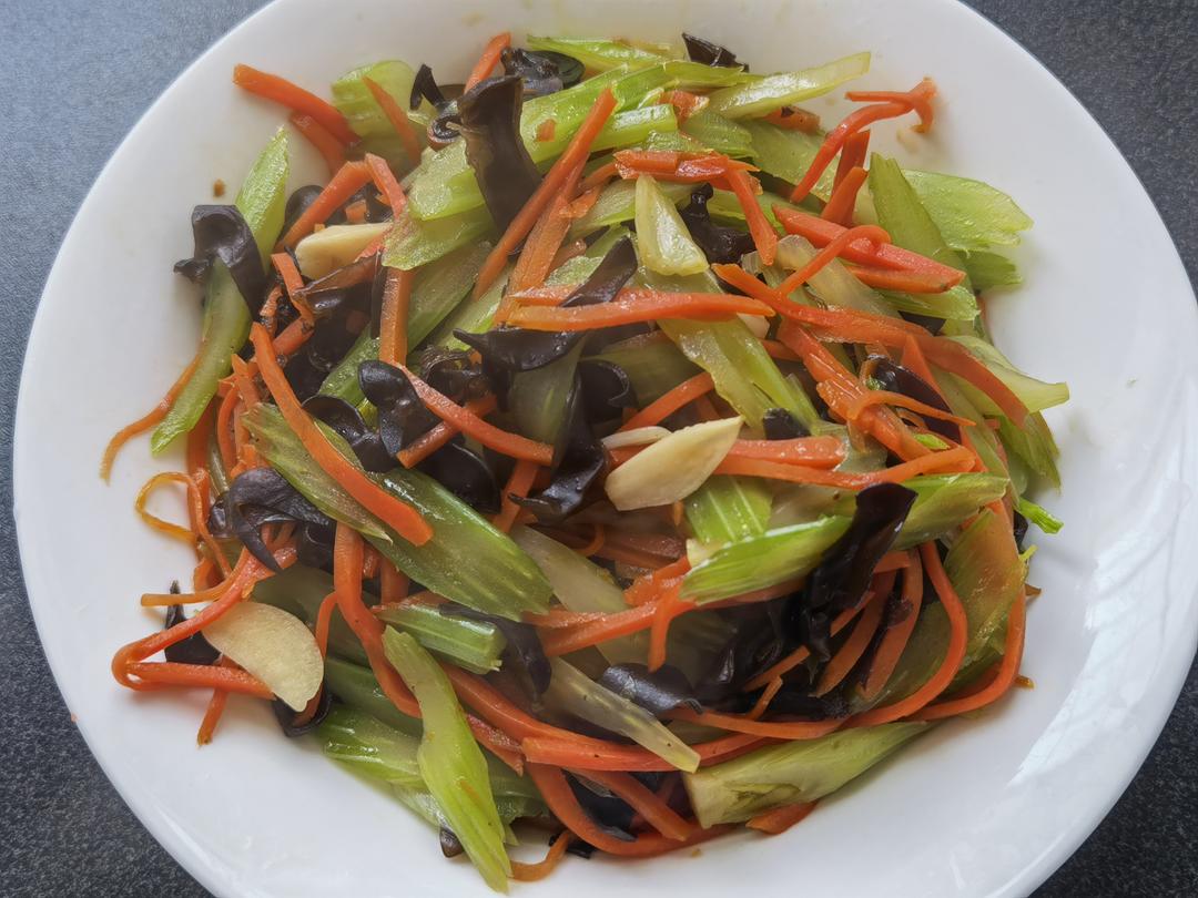 芹菜炒胡萝卜丝的做法