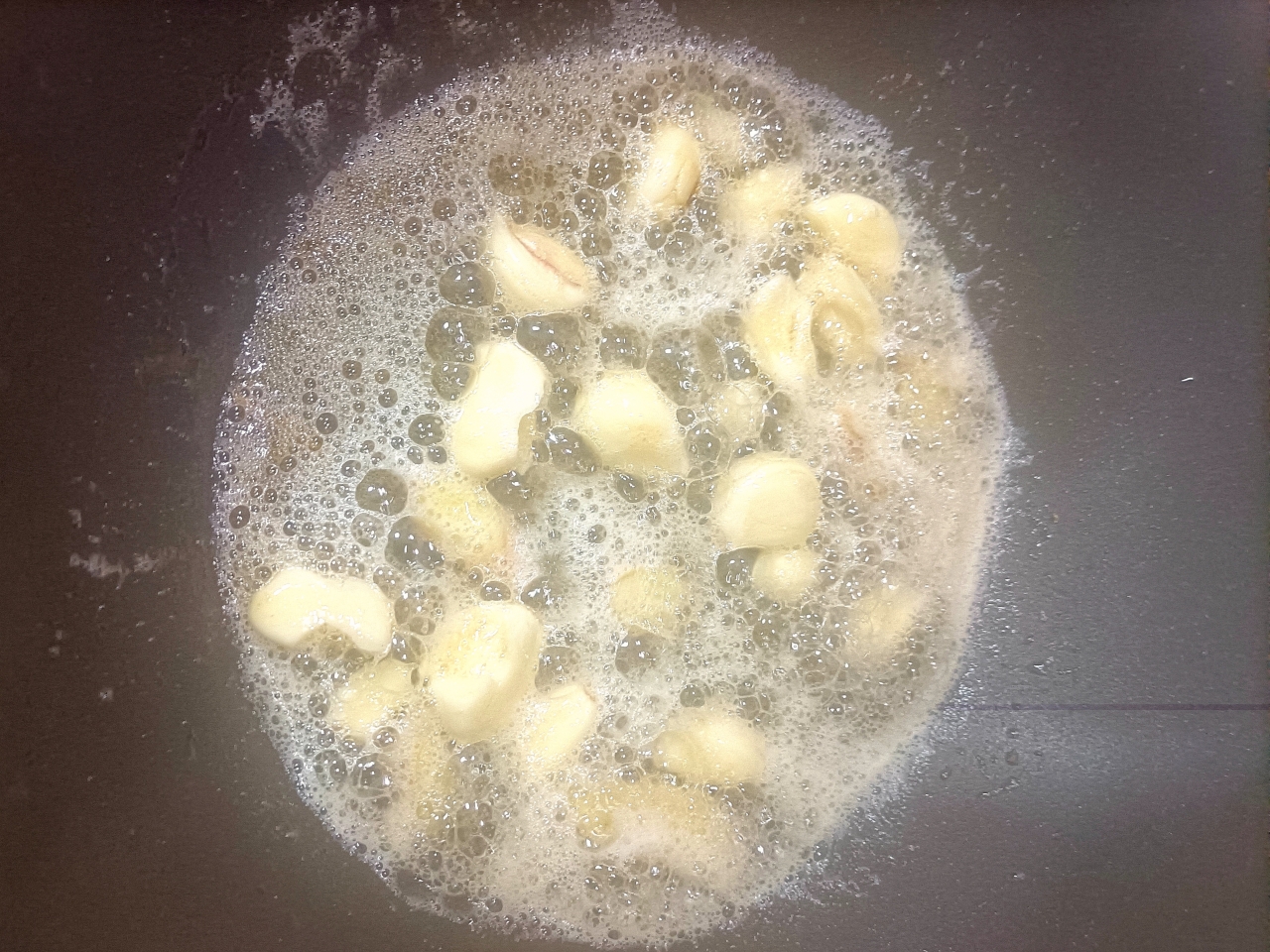 蒜香油焖大虾的做法 步骤2
