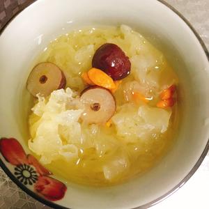 银耳红枣枸杞汤的做法 步骤3