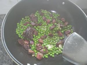 豌豆烧腊肉的做法 步骤5