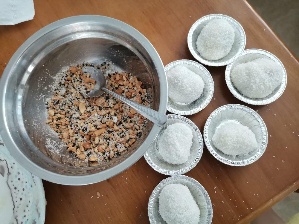 自制糯米糍（花生黑芝麻和豆沙夹心）