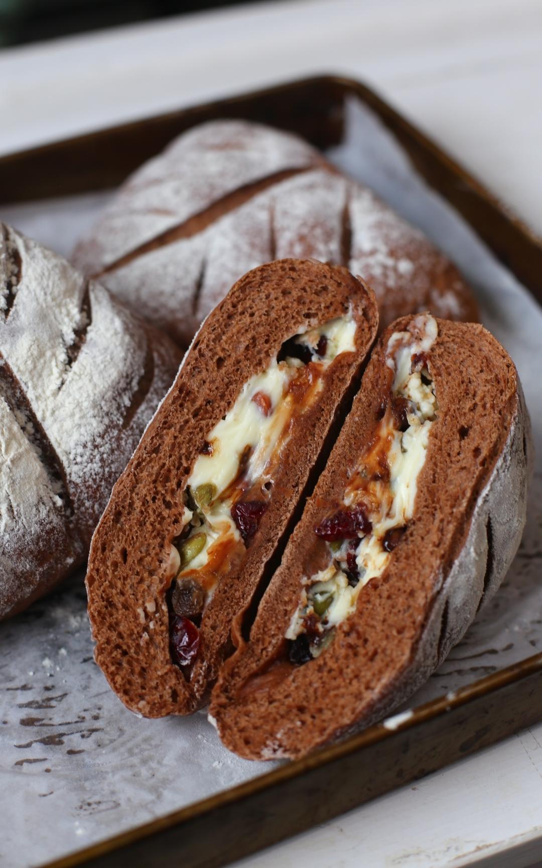 巧克力坚果乳酪软欧包🍞满满乳酪坚果果干馅料🍒明日早餐