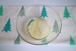 fluff棉花糖—竹炭覆盆子奶冻卷的做法 步骤9