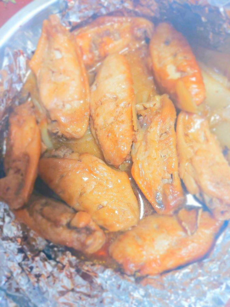 蜜汁蒜香孜然烤鸡翅+土豆片【烤箱版】好吃到舔手指！