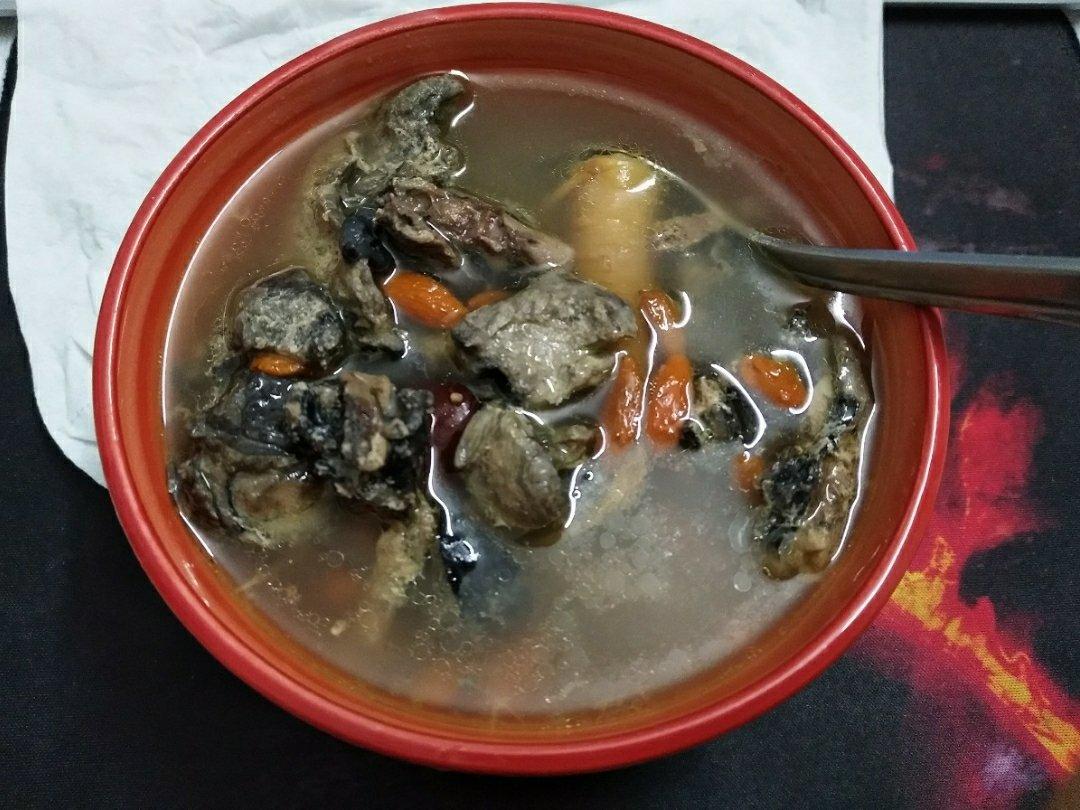 枸杞红枣乌鸡汤