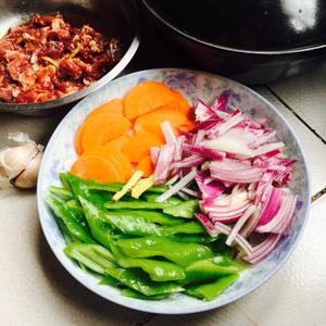 青椒胡萝卜炒牛肉的做法 步骤2