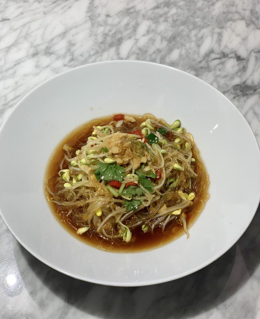 一上桌就会被哄抢光的，爽口凉拌菜豆芽粉丝