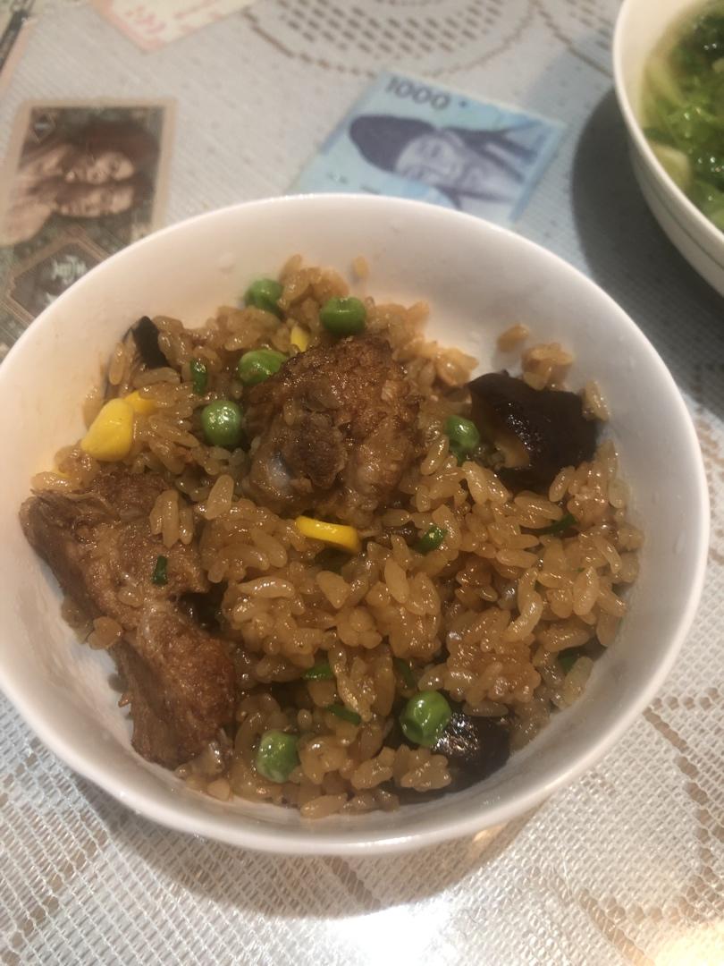 【排骨焖饭】