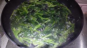 菠菜木耳汤——快手汤的做法 步骤3