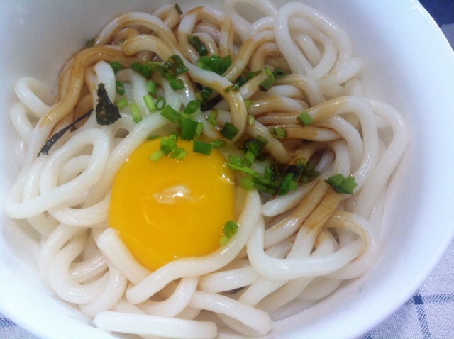 生鸡蛋拌乌冬面