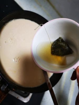 红茶绿茶乌龙茶都可以的焦糖奶茶的做法 步骤6