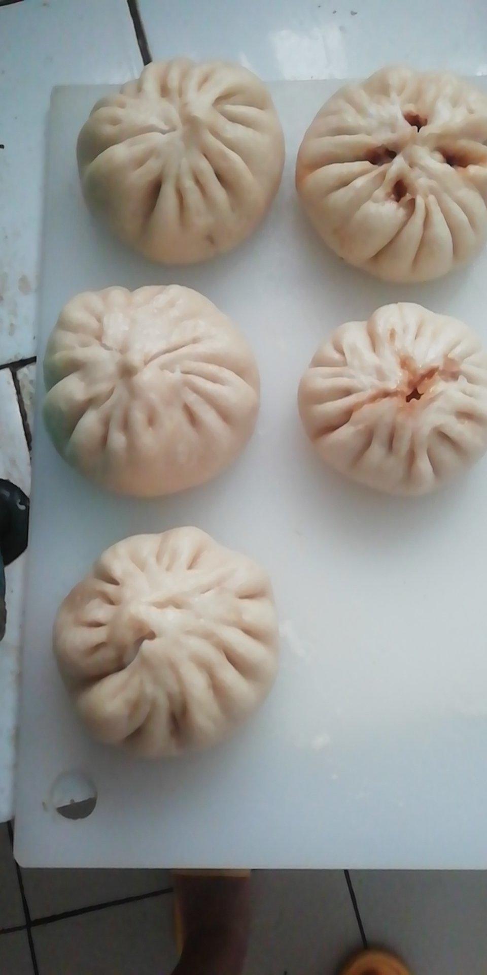 松软多汁的肉包子