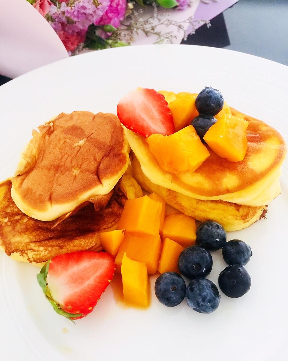 视频【小魔女同款舒芙蕾厚松饼】吃完会飞的儿童节早餐来了