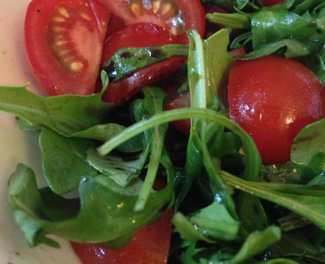 最简单的tomato rocket salad （凉拌老醋茼蒿小番茄，哈哈哈）的做法
