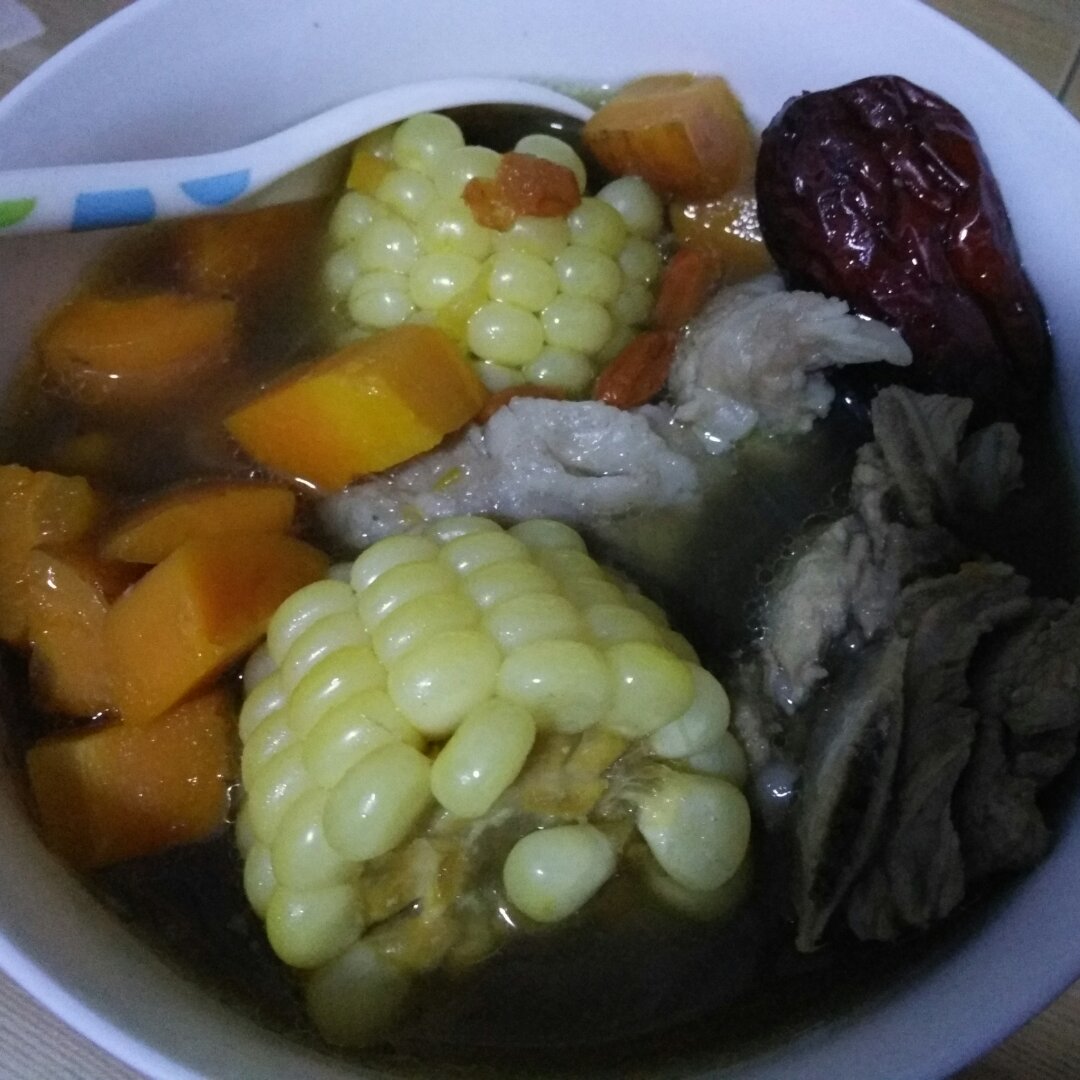 胡萝卜玉米排骨汤
