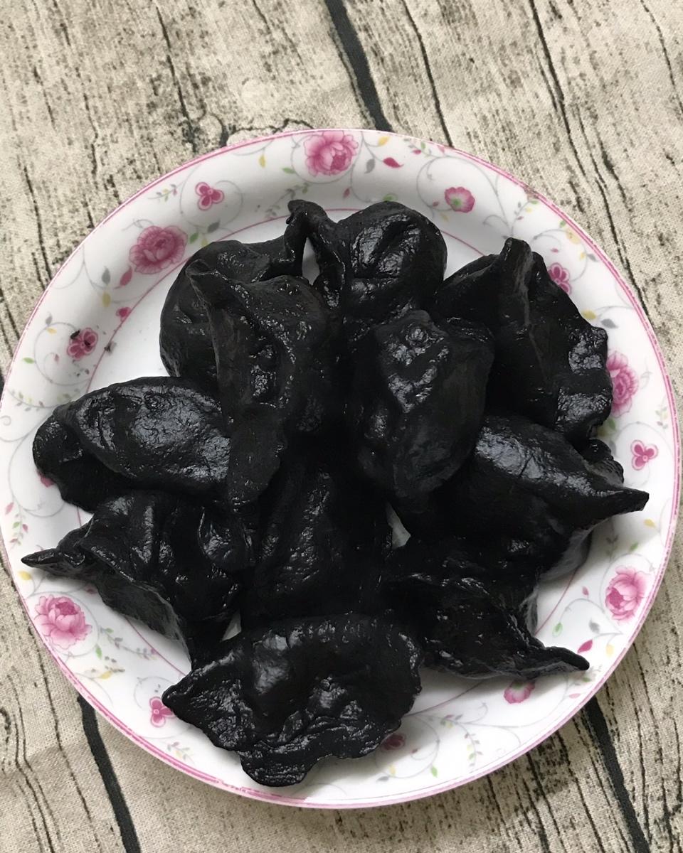 青岛特色：墨鱼饺子