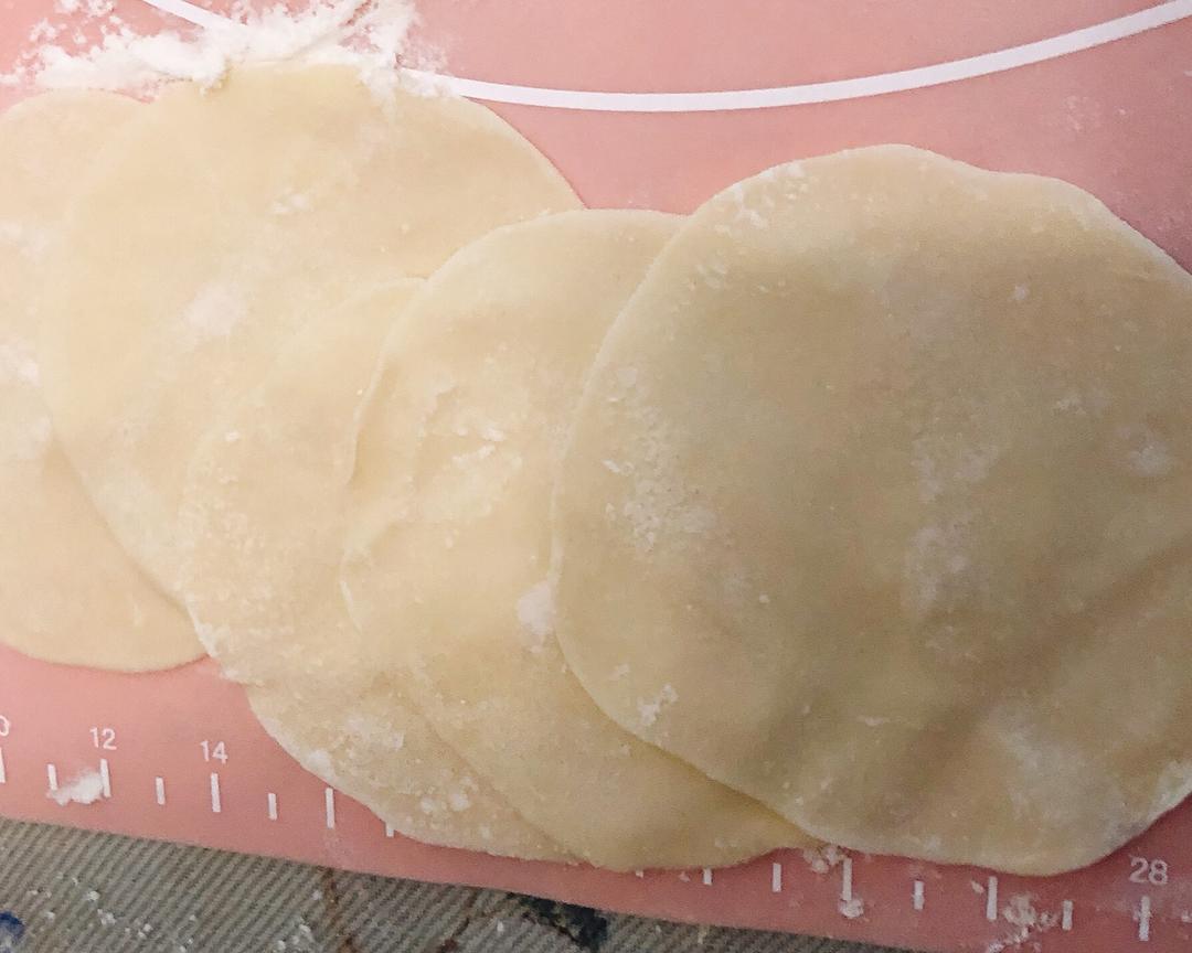 手擀饺子皮的做法