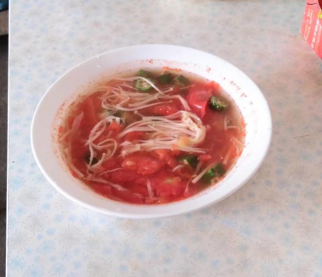 番茄金针菇秋葵汤（无油素食）的做法