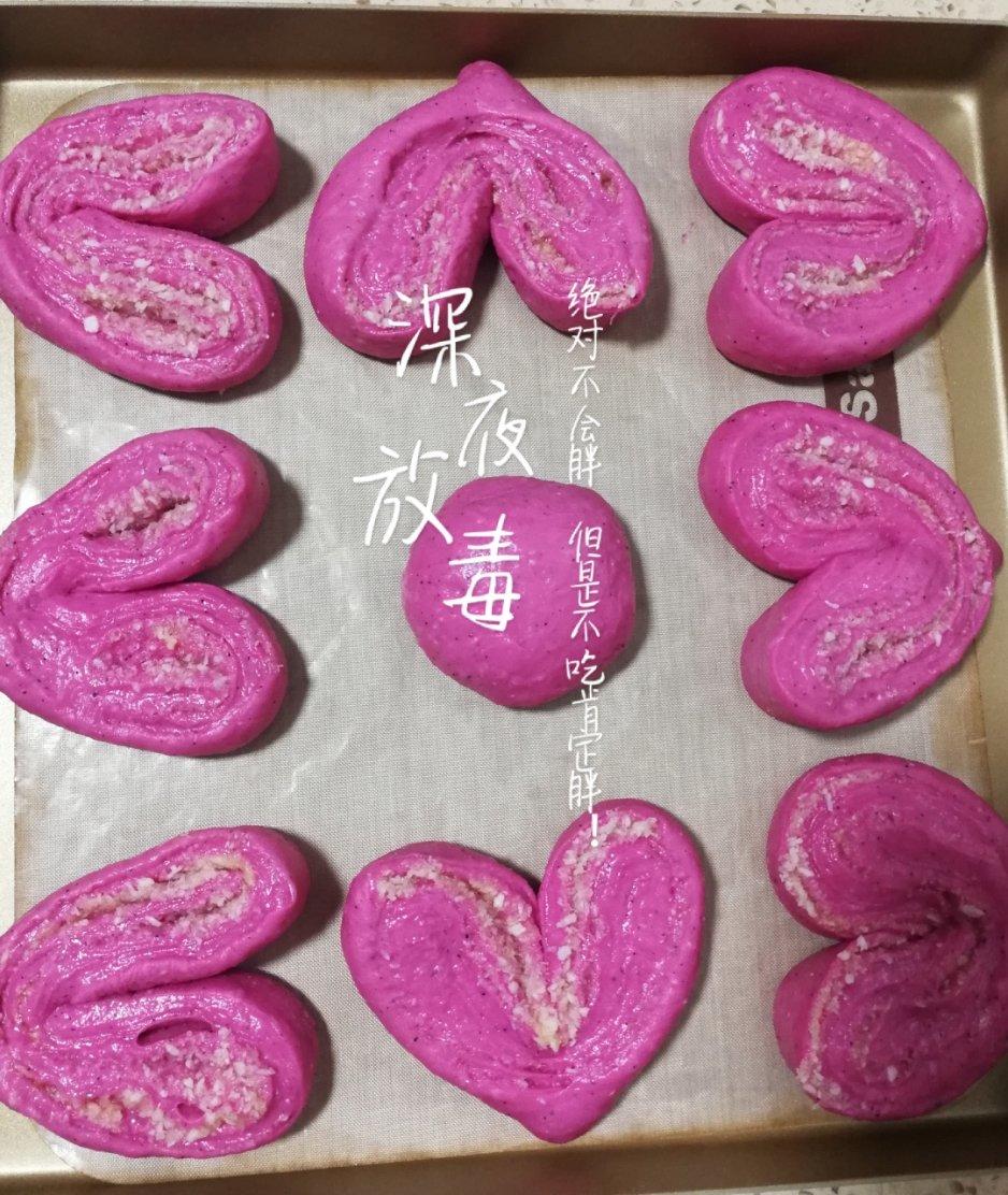 心形火龙果椰蓉面包