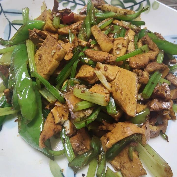 午餐晚餐简单快手下饭菜芹菜炒香干