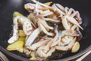 丝瓜梭子蟹煲：梭子蟹的鲜美打开方式的做法 步骤6