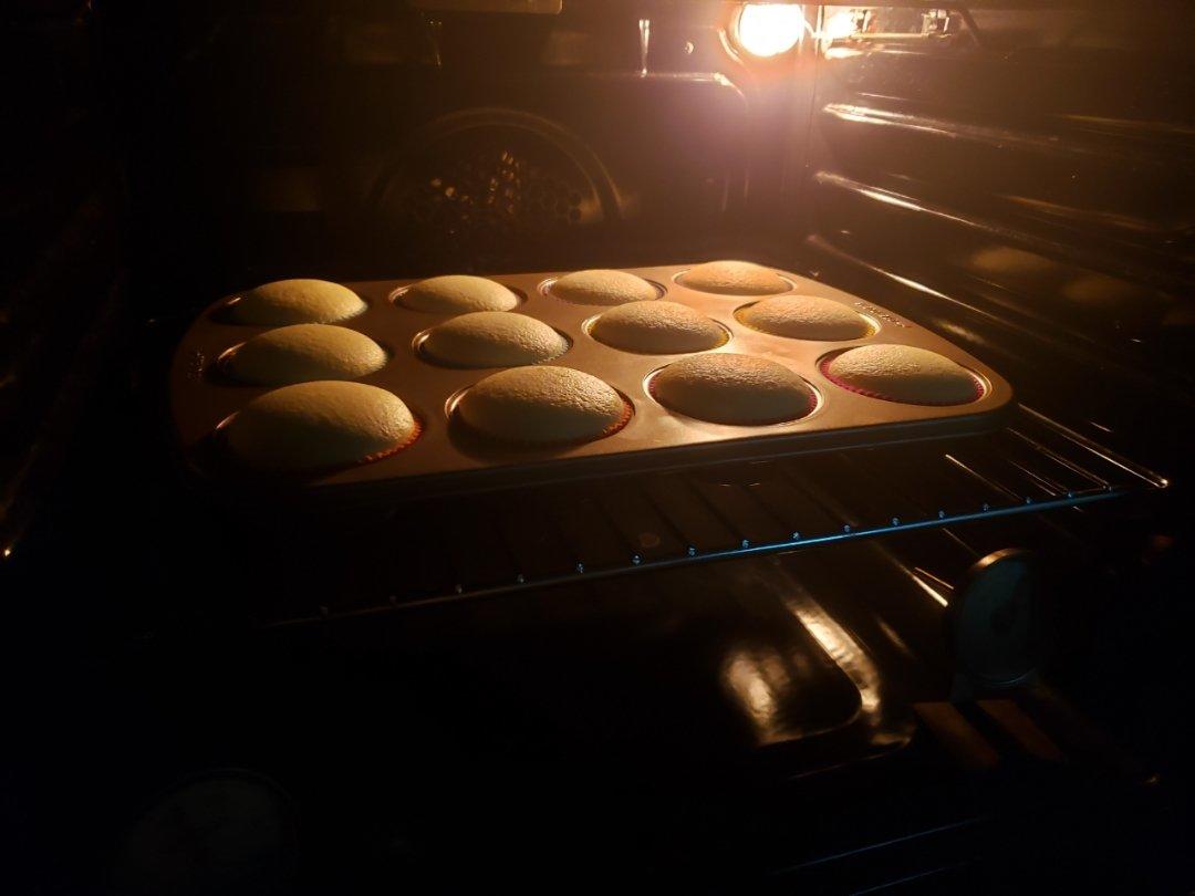 全蛋法打发原味海绵杯子蛋糕