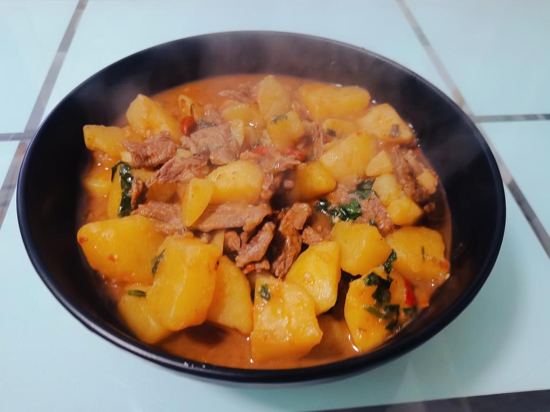 入口即化的麻辣牛腩炖土豆