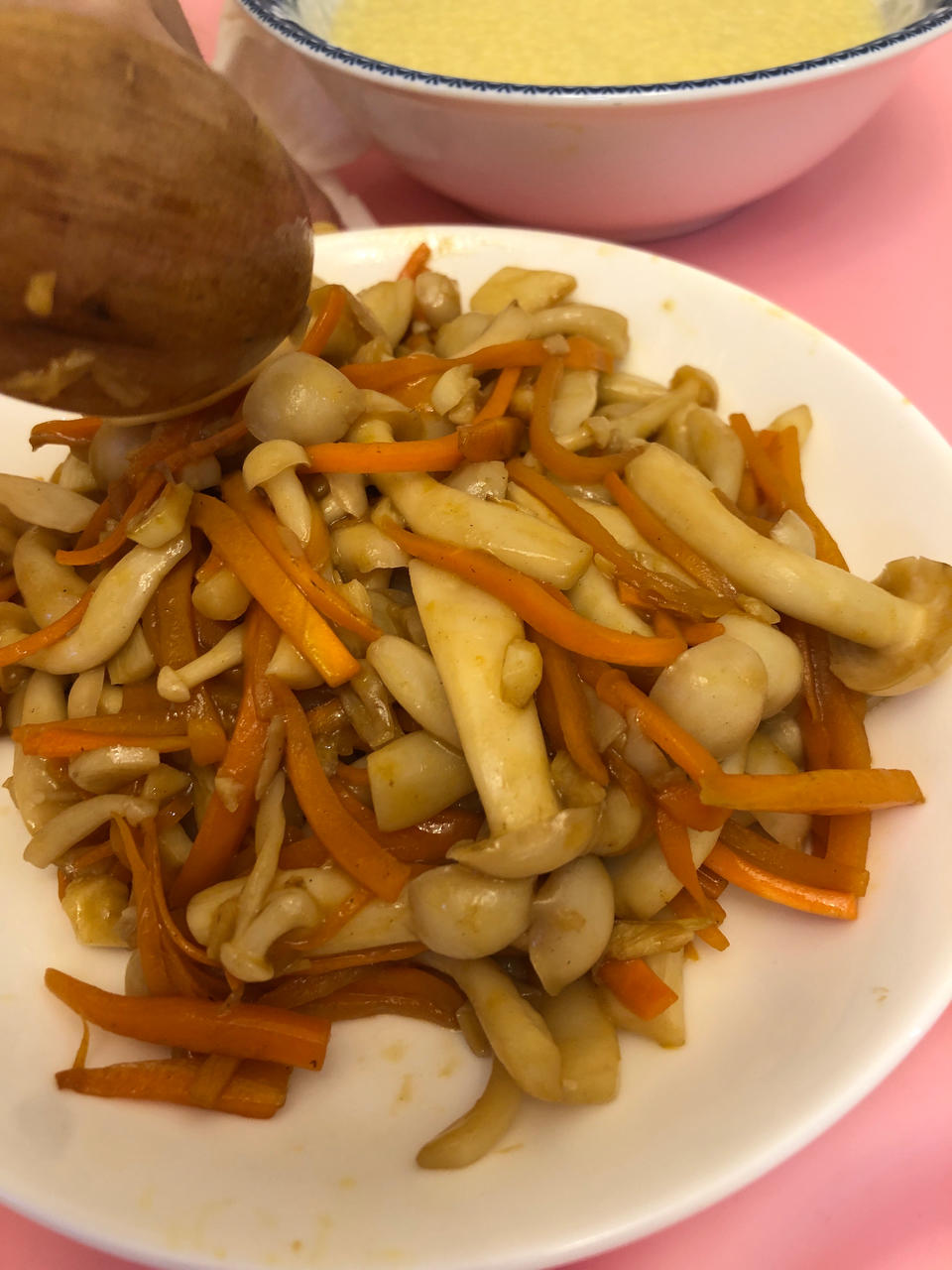 色香味俱全的炒白玉菇
