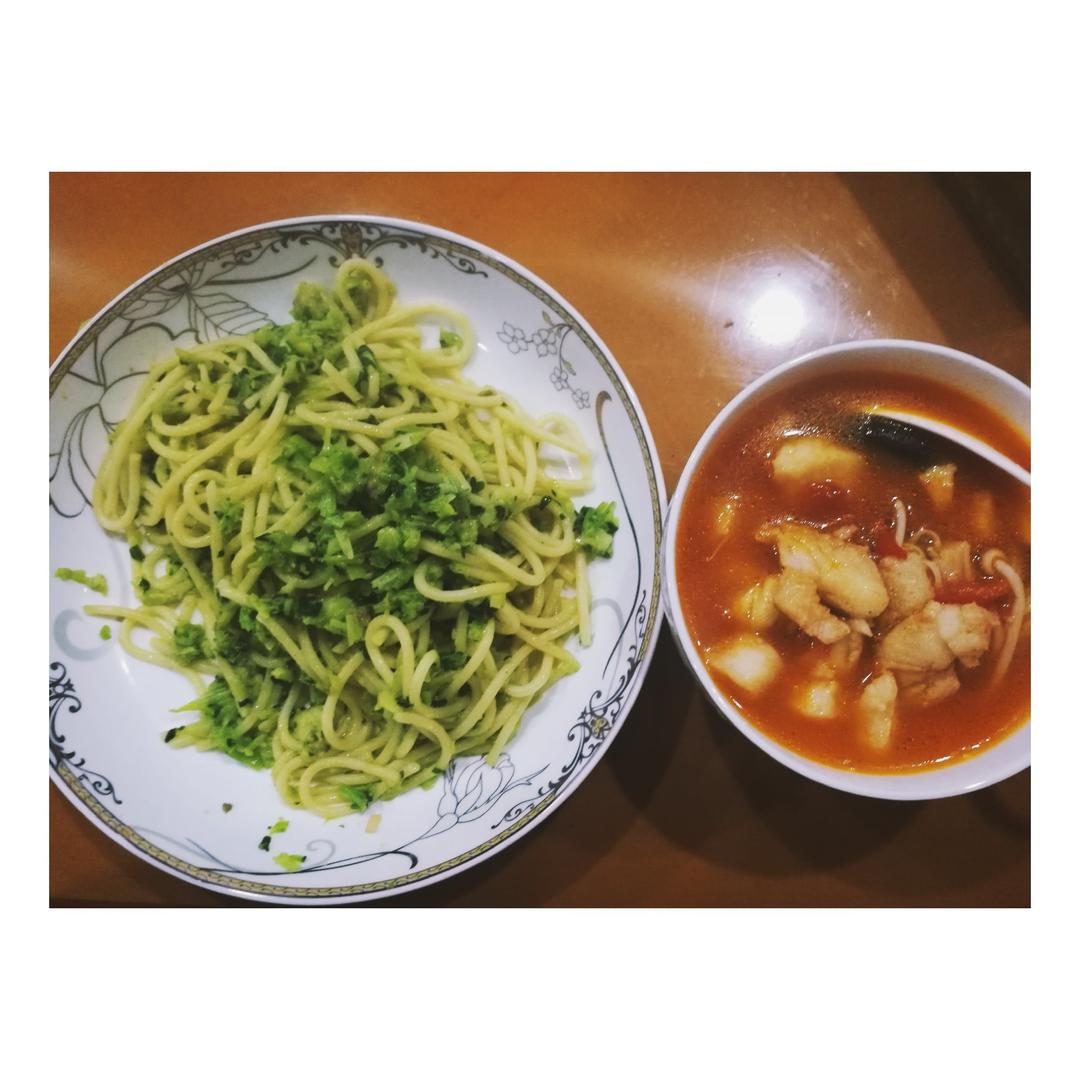 欧芹牛油果青酱意面