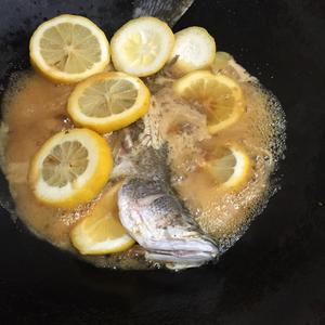柠檬鱼的做法 步骤4