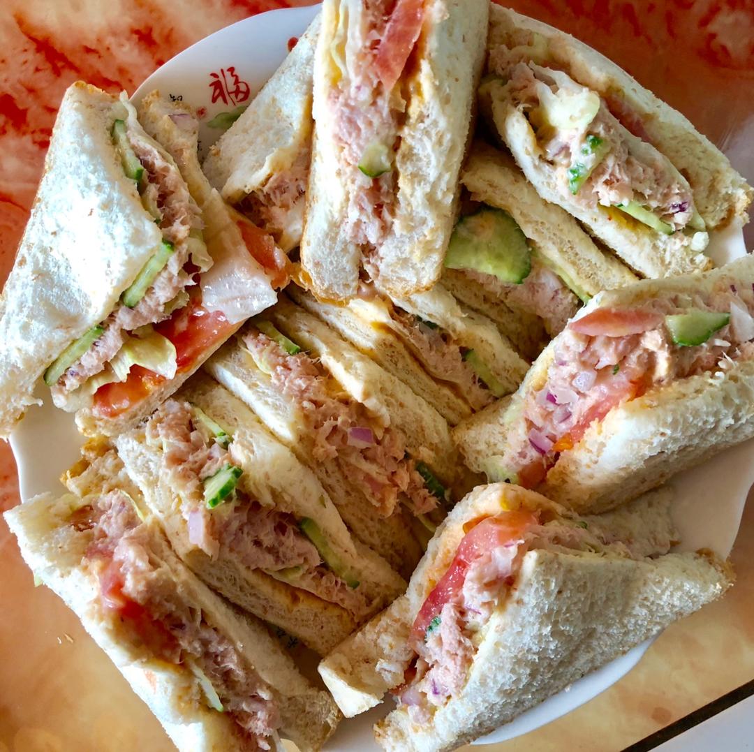 金枪鱼鸡蛋沙拉三明治