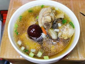 超美味的香菇红枣鸡汤的做法 步骤1