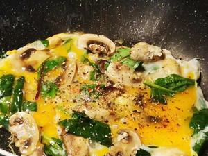 减脂快手餐之蘑菇菜蔬煎蛋的做法 步骤5